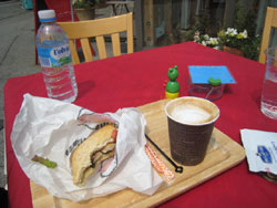 「オテル・ド・マヤ」パンとコーヒーでランチ
